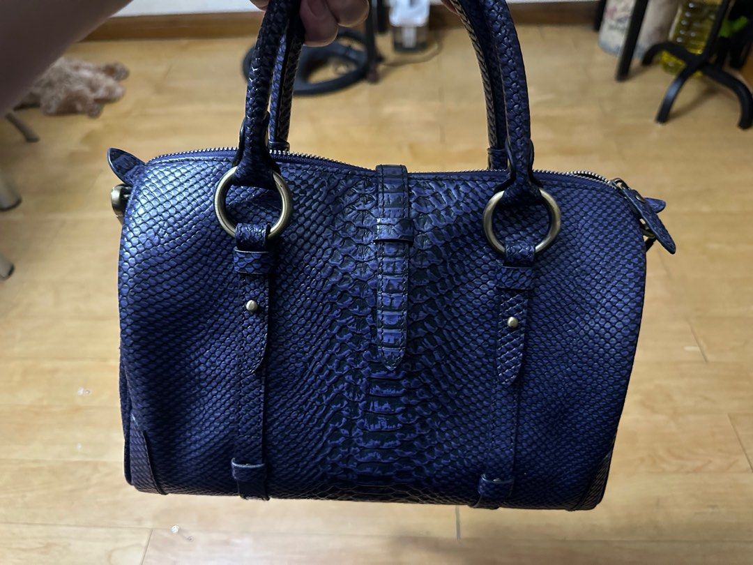 Fino doctors bag full leather - crocodile style (Category: Shoulder Bags) located in Quezon City. Submitted by japl88 (Listing ID 1378905804, Image 1). Description: Bought in robinsons magnolia mall around 13-15k Real leather - crocodile style Doctors bag - very spacious Used only 2x No damage, looks brand new .