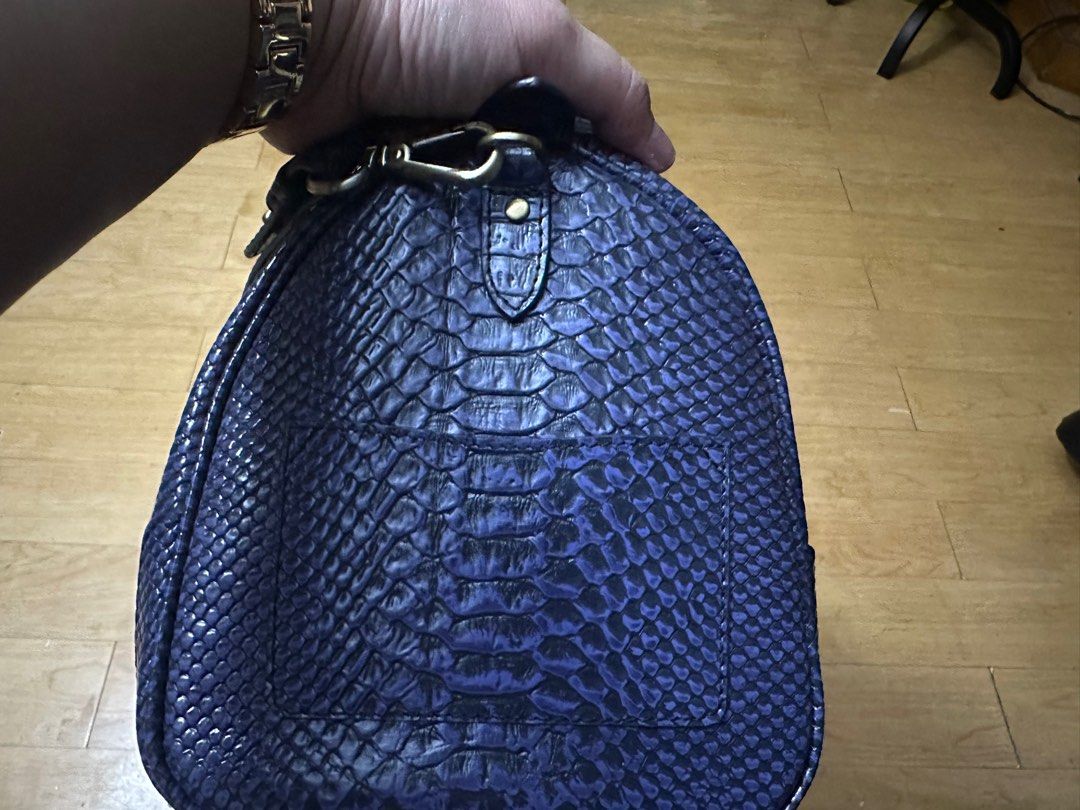 Fino doctors bag full leather - crocodile style (Category: Shoulder Bags) located in Quezon City. Submitted by japl88 (Listing ID 1378905804, Image 3). Description: Bought in robinsons magnolia mall around 13-15k Real leather - crocodile style Doctors bag - very spacious Used only 2x No damage, looks brand new .