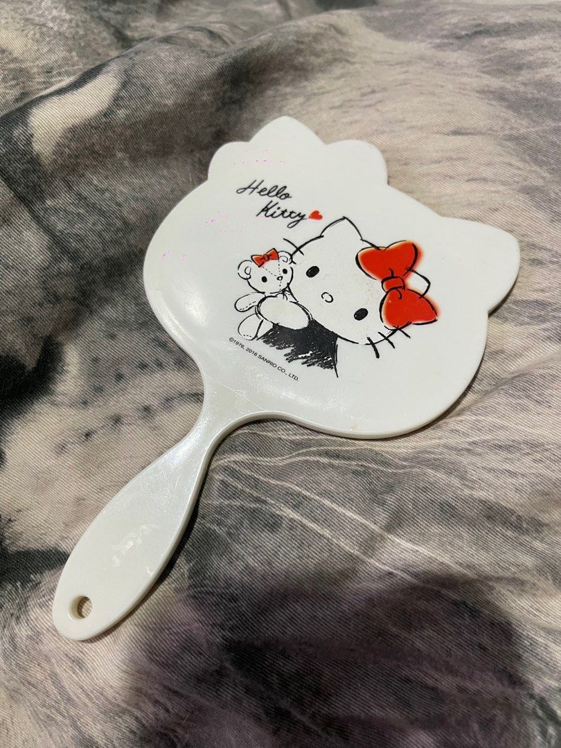 hello kitty hand mirror (Category: Mirrors) located in Muntinlupa City. Submitted by joanofarc1013 (Listing ID 1378771246, Image 1). Description: in very good condition.