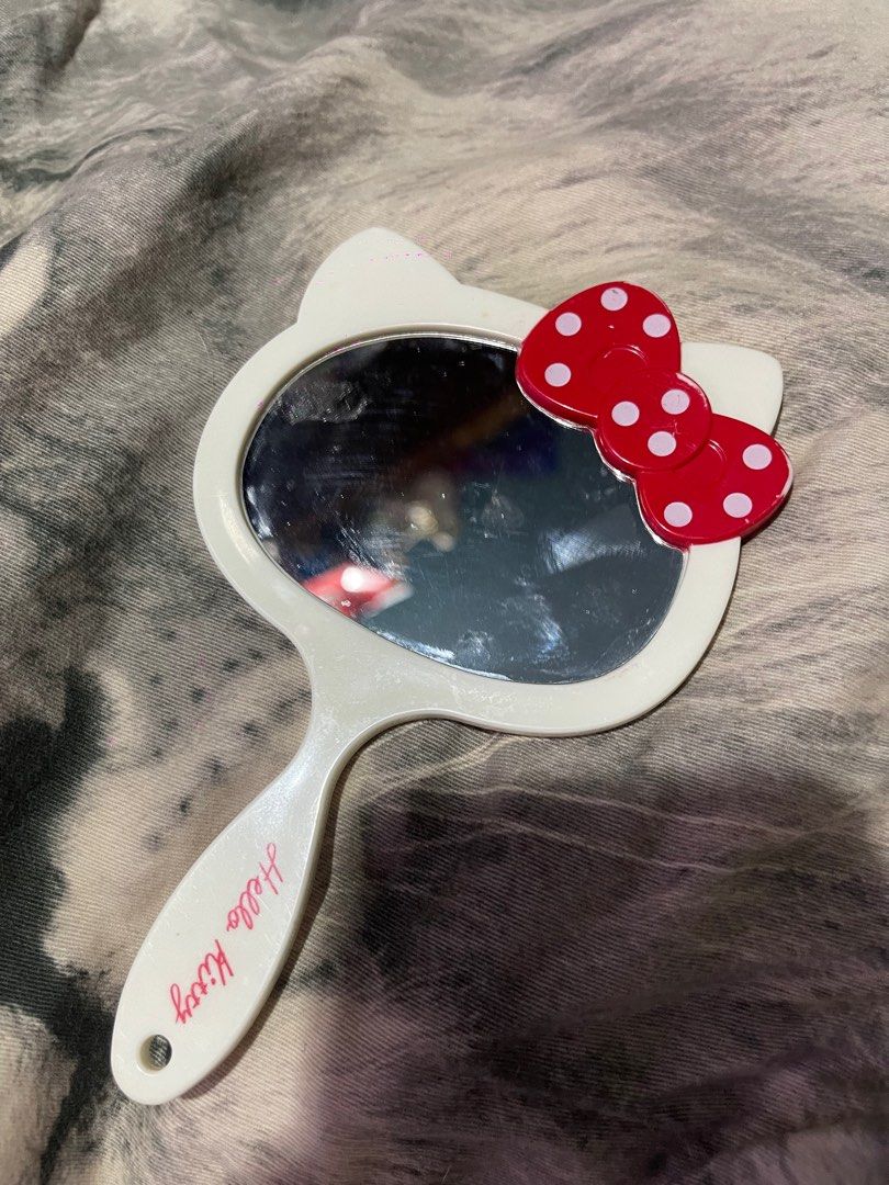 hello kitty hand mirror (Category: Mirrors) located in Muntinlupa City. Submitted by joanofarc1013 (Listing ID 1378771246, Image 2). Description: in very good condition.