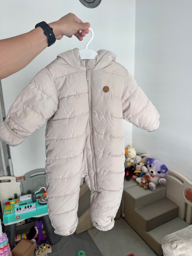 H&M Pile-Lined Snowsuit - 6-9M (Category: Babies & Kids Fashion) located in Singapore. Submitted by jampapapa (Listing ID 1378733722, Image 2). Description: Cozy H&M pile-lined snowsuit, perfect for keeping your little one warm. Features a soft, fluffy lining and a full-length zipper for easy dressing. Size 6-9 months. In excellent condition, ready for winter adventures!.
