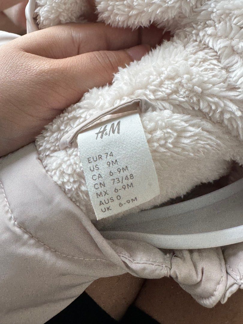 H&M Pile-Lined Snowsuit - 6-9M (Category: Babies & Kids Fashion) located in Singapore. Submitted by jampapapa (Listing ID 1378733722, Image 3). Description: Cozy H&M pile-lined snowsuit, perfect for keeping your little one warm. Features a soft, fluffy lining and a full-length zipper for easy dressing. Size 6-9 months. In excellent condition, ready for winter adventures!.