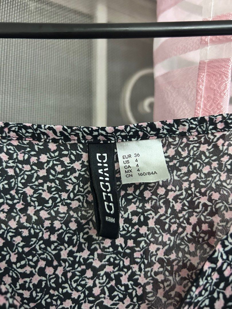 H&M top (Category: Others Tops) located in Cavite. Submitted by elledecluttersss (Listing ID 1378909356, Image 2). Description: Small on tag Can pass as brand new Gcash payment only.