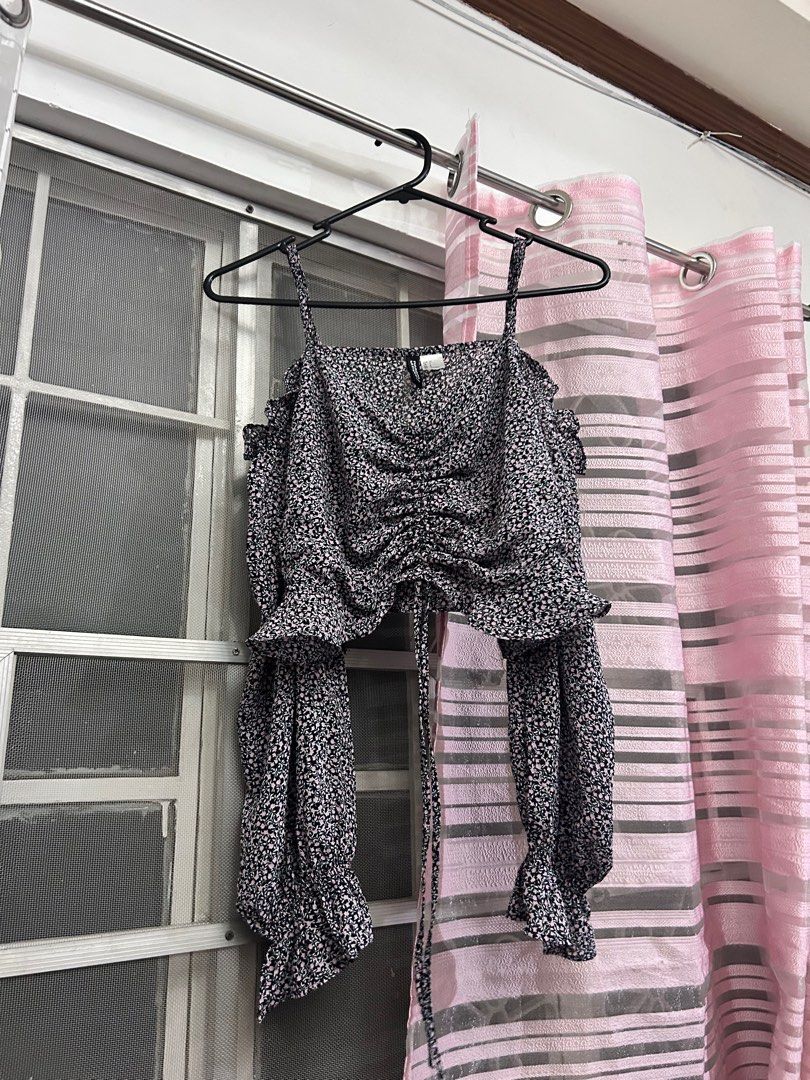 H&M top (Category: Others Tops) located in Cavite. Submitted by elledecluttersss (Listing ID 1378909356, Image 1). Description: Small on tag Can pass as brand new Gcash payment only.