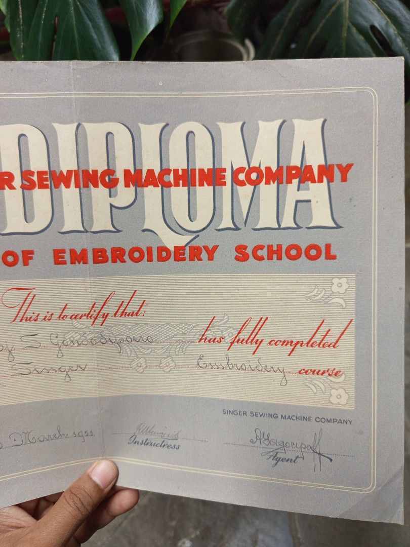 Idjazah Antik Singer Sewing Machine Company 1953 (Kategori: Pajangan Antik) berada di Sleman. Dikirim oleh alteregoj2ndc (ID iklan 1378864627, Gambar 3). Deskripsi: Idjazah Diploma embroidery school/kursus bordir dari Singer Sewing Machine Company. Tertanggal 10 Maret 1953. Dimensi 34,5x24,5cm. Tinggal diframe buat bahan dekorasi vintage. Hard to find, very collectible..