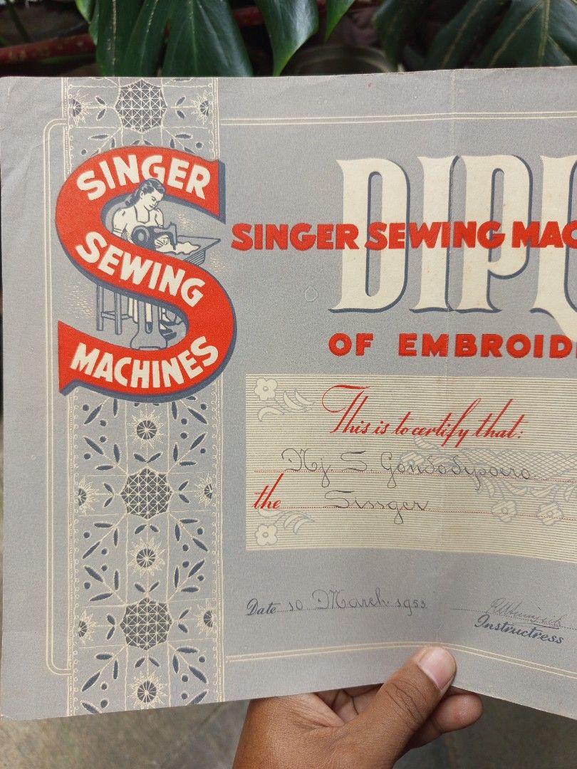 Idjazah Antik Singer Sewing Machine Company 1953 (Kategori: Pajangan Antik) berada di Sleman. Dikirim oleh alteregoj2ndc (ID iklan 1378864627, Gambar 2). Deskripsi: Idjazah Diploma embroidery school/kursus bordir dari Singer Sewing Machine Company. Tertanggal 10 Maret 1953. Dimensi 34,5x24,5cm. Tinggal diframe buat bahan dekorasi vintage. Hard to find, very collectible..