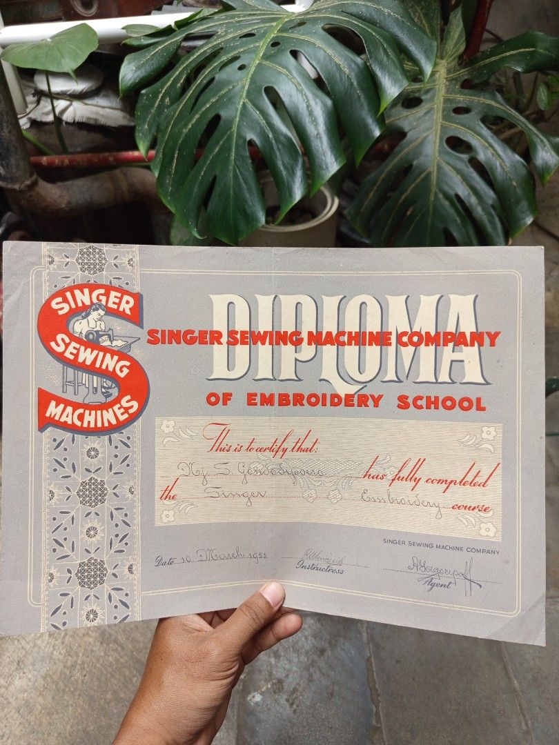 Idjazah Antik Singer Sewing Machine Company 1953 (Kategori: Pajangan Antik) berada di Sleman. Dikirim oleh alteregoj2ndc (ID iklan 1378864627, Gambar 1). Deskripsi: Idjazah Diploma embroidery school/kursus bordir dari Singer Sewing Machine Company. Tertanggal 10 Maret 1953. Dimensi 34,5x24,5cm. Tinggal diframe buat bahan dekorasi vintage. Hard to find, very collectible..