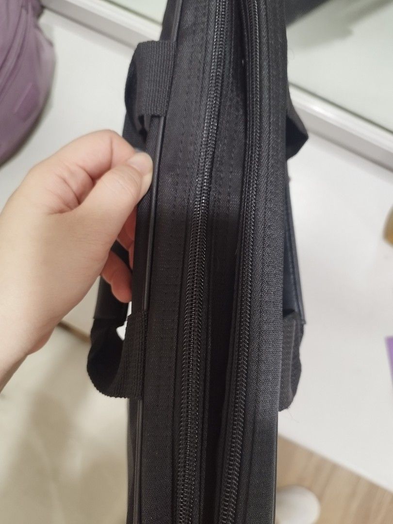 Laptop bag / messenger bag pre loved (Category: Laptop Bags & Sleeves) located in Manila. Submitted by kishimasan (Listing ID 1378757035, Image 2). Description: Laptop bag with sling handle.