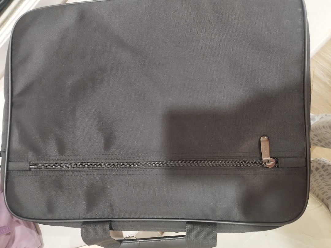 Laptop bag / messenger bag pre loved (Category: Laptop Bags & Sleeves) located in Manila. Submitted by kishimasan (Listing ID 1378757035, Image 3). Description: Laptop bag with sling handle.
