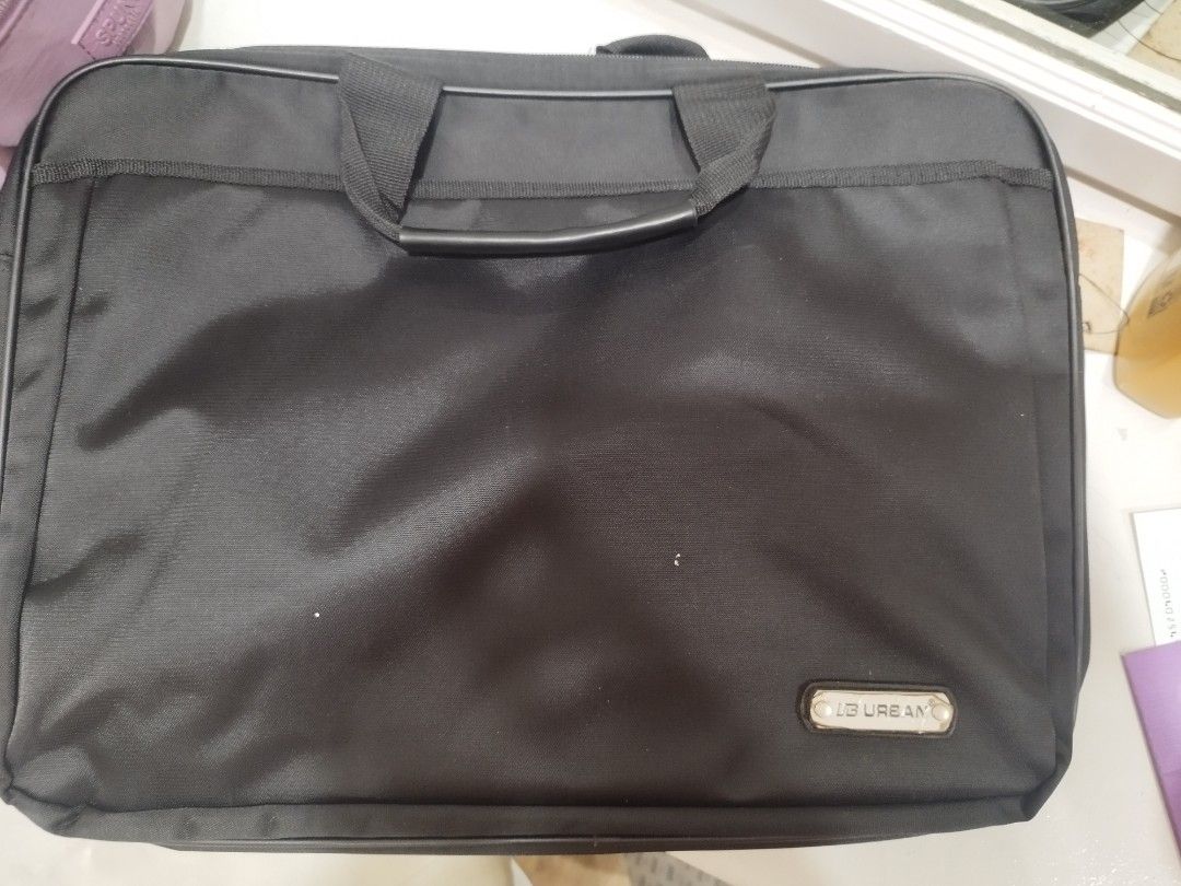 Laptop bag / messenger bag pre loved (Category: Laptop Bags & Sleeves) located in Manila. Submitted by kishimasan (Listing ID 1378757035, Image 1). Description: Laptop bag with sling handle.