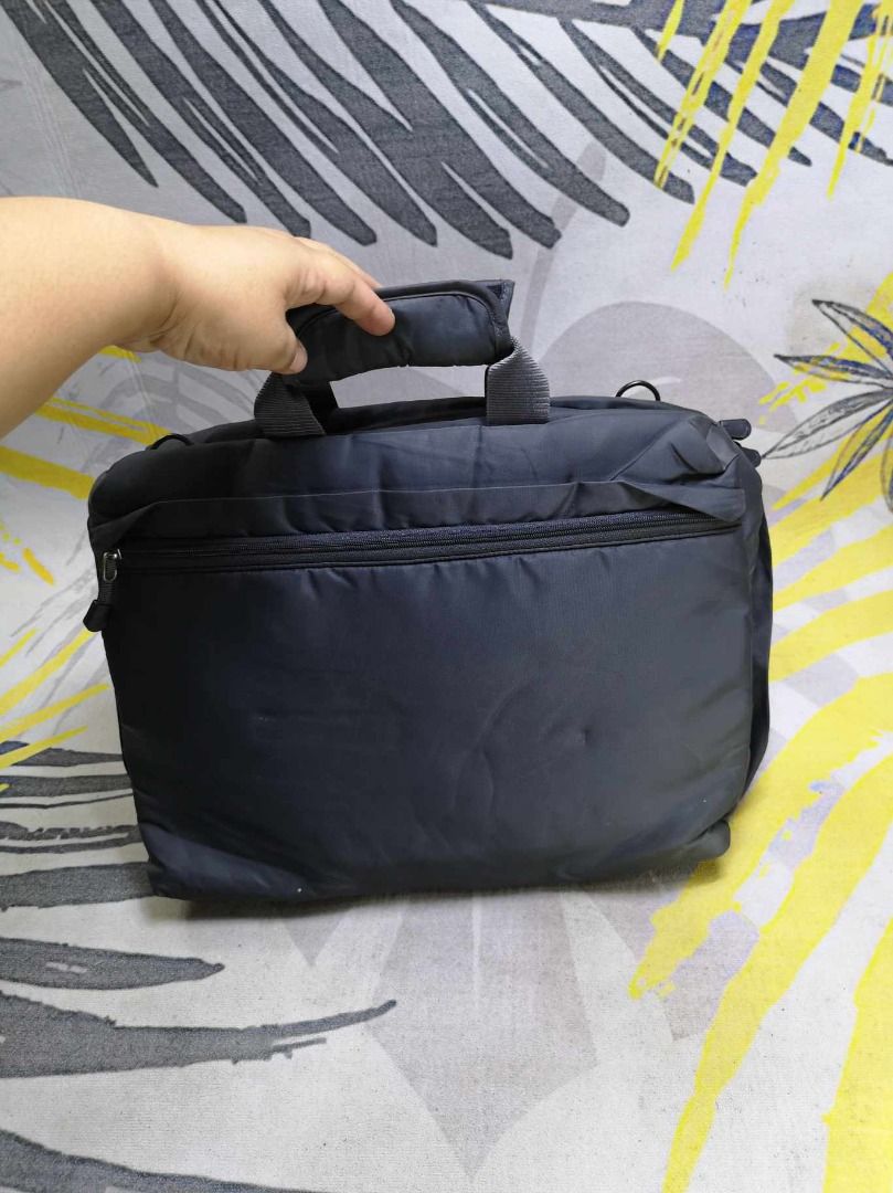 Lightweight Black Zipper Closure Laptop Bag (Category: Laptop Bags & Sleeves) located in Santa Cruz. Submitted by jmy_surplus.2 (Listing ID 1378766498, Image 3). Description: Size ; L - 13 W - 18 Color ; Black Type ; Laptop Bag Brand ; No Brand Material ; Nylon Style ; Black nylon Laptop Bag MY 21 JMY 4 Batch #128.