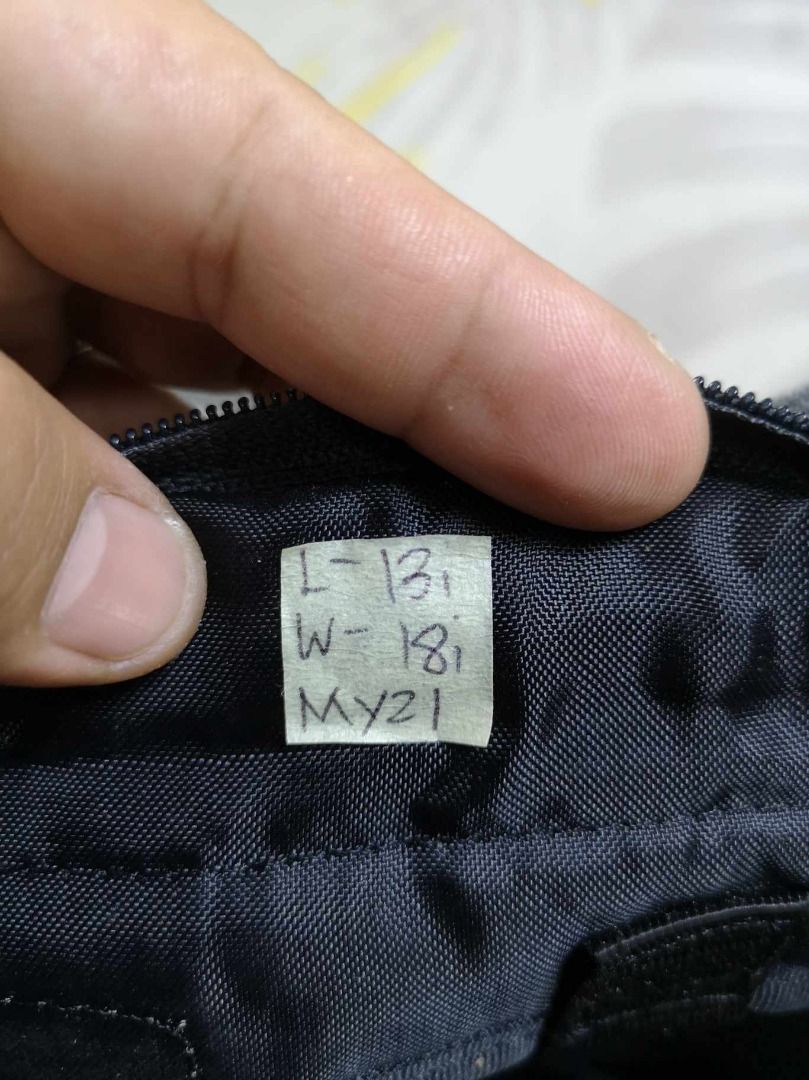 Lightweight Black Zipper Closure Laptop Bag (Category: Laptop Bags & Sleeves) located in Santa Cruz. Submitted by jmy_surplus.2 (Listing ID 1378766498, Image 2). Description: Size ; L - 13 W - 18 Color ; Black Type ; Laptop Bag Brand ; No Brand Material ; Nylon Style ; Black nylon Laptop Bag MY 21 JMY 4 Batch #128.
