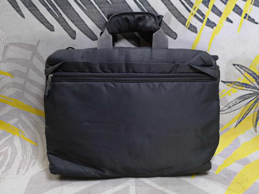 Lightweight Black Zipper Closure Laptop Bag (Category: Laptop Bags & Sleeves) located in Santa Cruz. Submitted by jmy_surplus.2 (Listing ID 1378766498, Image 1). Description: Size ; L - 13 W - 18 Color ; Black Type ; Laptop Bag Brand ; No Brand Material ; Nylon Style ; Black nylon Laptop Bag MY 21 JMY 4 Batch #128.