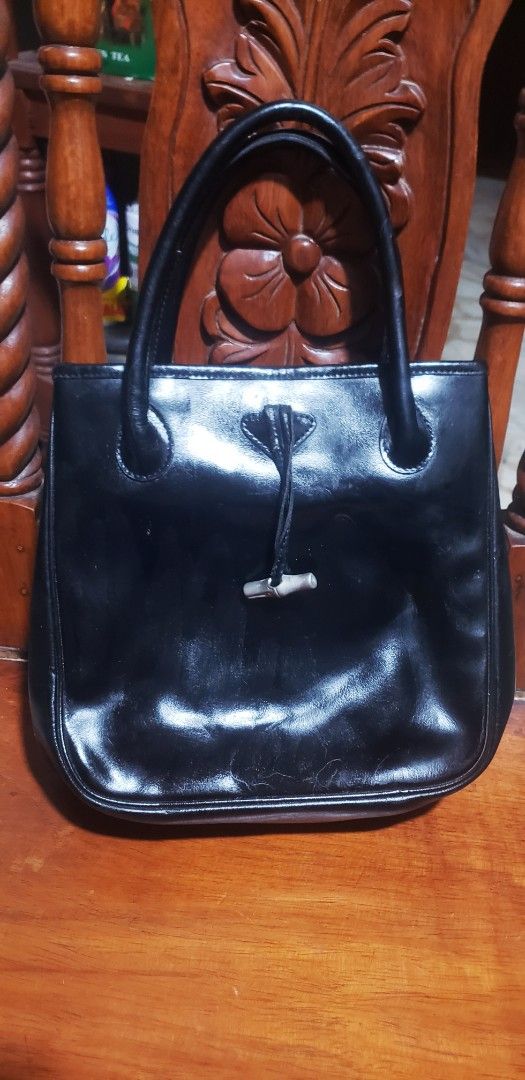 LONGCHAMP VINTAGE LEATHER BAG (Category: Luxury Bags & Wallets) located in Marikina City. Submitted by racoon143 (Listing ID 1378811972, Image 2). Description: preloved has minor issue.
