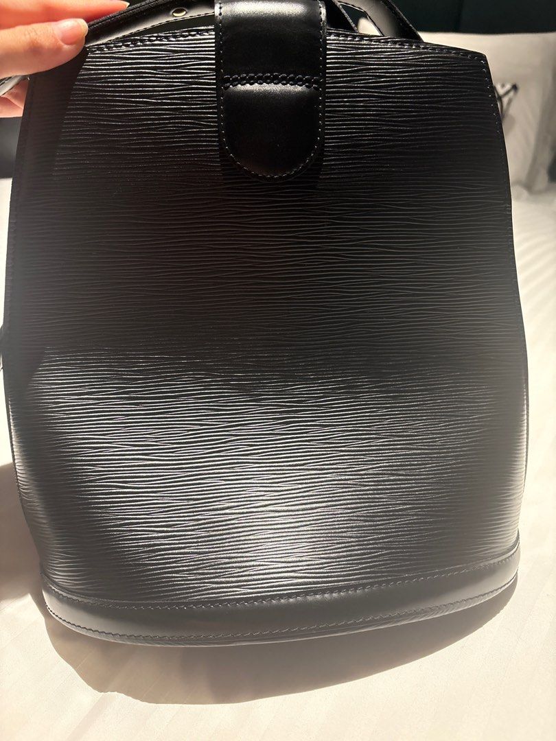 Louis Vuitton bag (Category: Bags & Wallets) located in Singapore. Submitted by bailey_yy (Listing ID 1378815708, Image 3). Description: Used lightly Really low price Comes with receipt of purchase.