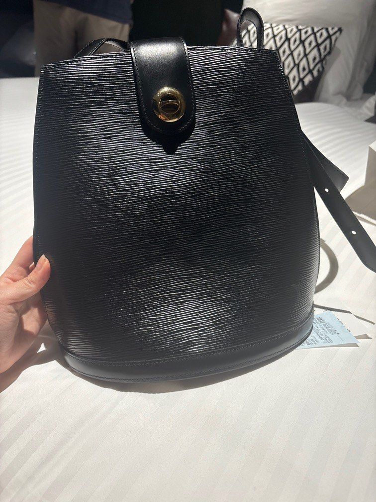 Louis Vuitton bag (Category: Bags & Wallets) located in Singapore. Submitted by bailey_yy (Listing ID 1378815708, Image 1). Description: Used lightly Really low price Comes with receipt of purchase.