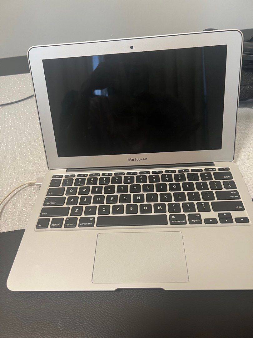 MacBook Air 11-inch (Early 2015) - 250Gb (Category: Laptops & Notebooks) located in Singapore. Submitted by timewrapper (Listing ID 1378919474, Image 1). Description: MacBook Air (Early 2015) with charger. Running OS X Yosemite. 1.6 GHz Intel Core i5, 4GB RAM. In a very good condition. Perfect for basic tasks and everyday use. Comes with the original charger. 250gb.