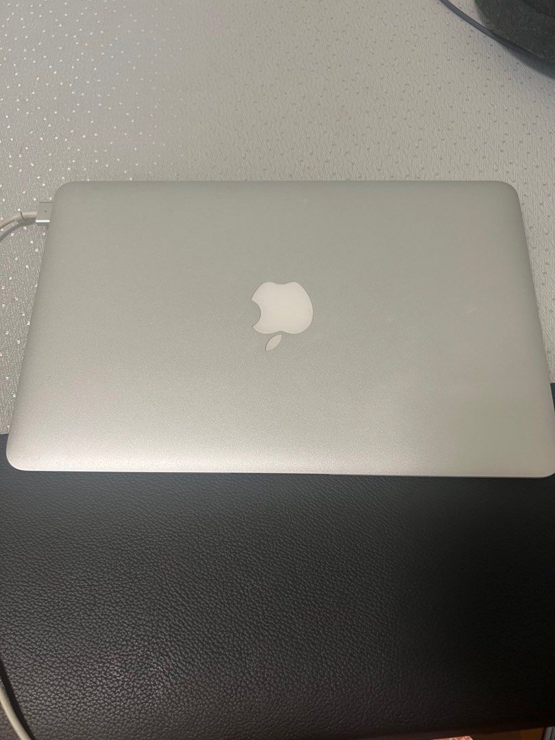MacBook Air 11-inch (Early 2015) - 250Gb (Category: Laptops & Notebooks) located in Singapore. Submitted by timewrapper (Listing ID 1378919474, Image 2). Description: MacBook Air (Early 2015) with charger. Running OS X Yosemite. 1.6 GHz Intel Core i5, 4GB RAM. In a very good condition. Perfect for basic tasks and everyday use. Comes with the original charger. 250gb.