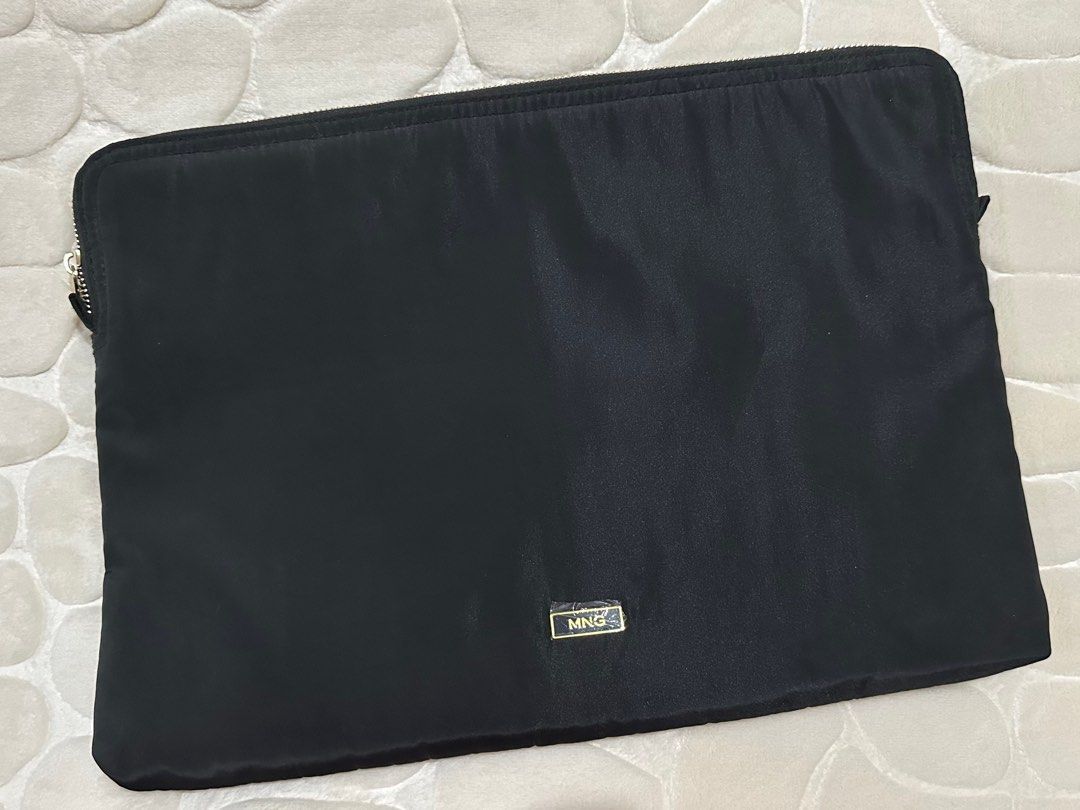 Mango Laptop Sleeve (Category: Laptop Bags & Sleeves) located in Manila. Submitted by hellostreetmarket_ (Listing ID 1378833882, Image 1). Description: Bought in Mango. Seldom used. Fits my 17” Acer Laptop 15.5” wide 11” tall 18” diagonal Will not respond to lowballers .