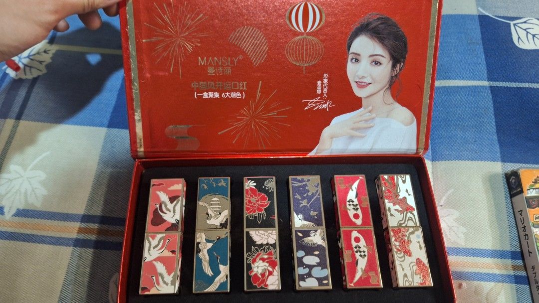 由 wyyband26496 (刊登 ID 1378850705，圖片 2) 提交，位於 台北市 (Taipei) 的 MANSLY 紅鳶心動口紅禮盒 (類別：化妝品)，說明：少用 出售。