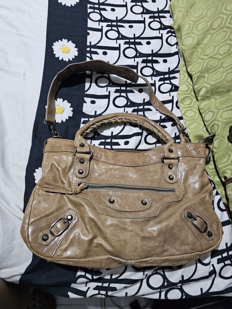 Motorcycle bag Balenciaga (Category: Luxury Bags & Wallets) located in Tagbilaran City. Submitted by lugarpogi (Listing ID 1378886225, Image 1). Description: very presentable bag.