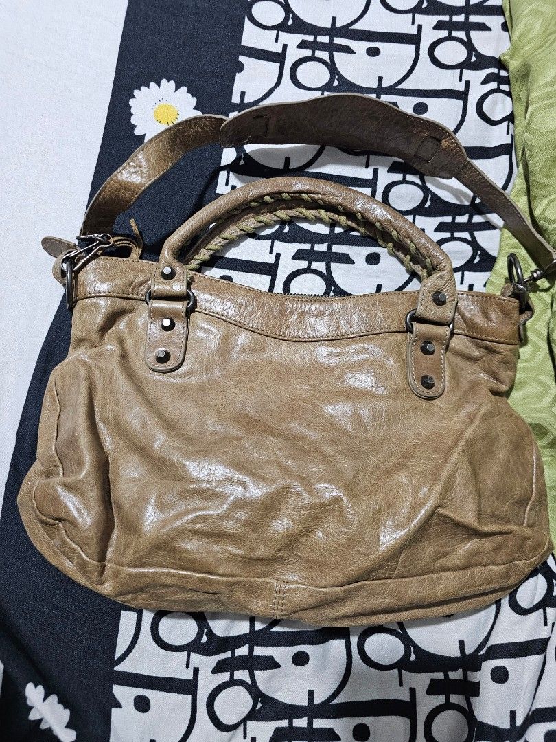 Motorcycle bag Balenciaga (Category: Luxury Bags & Wallets) located in Tagbilaran City. Submitted by lugarpogi (Listing ID 1378886225, Image 3). Description: very presentable bag.