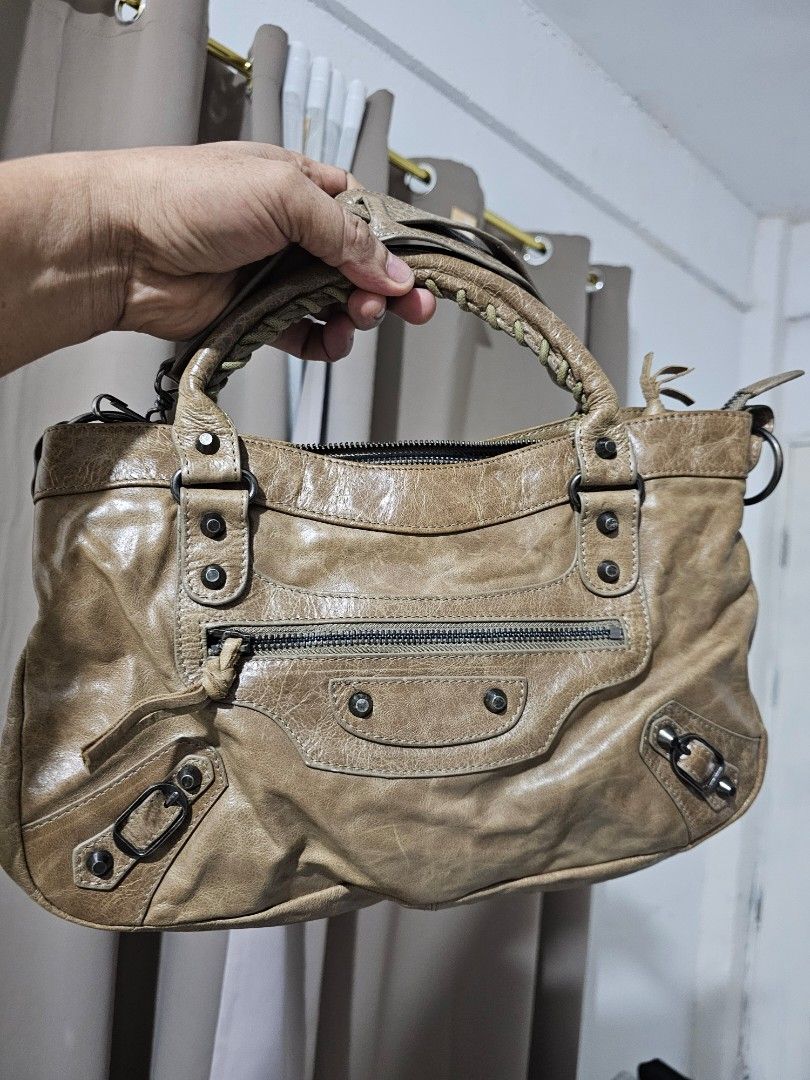 Motorcycle bag Balenciaga (Category: Luxury Bags & Wallets) located in Tagbilaran City. Submitted by lugarpogi (Listing ID 1378886225, Image 2). Description: very presentable bag.