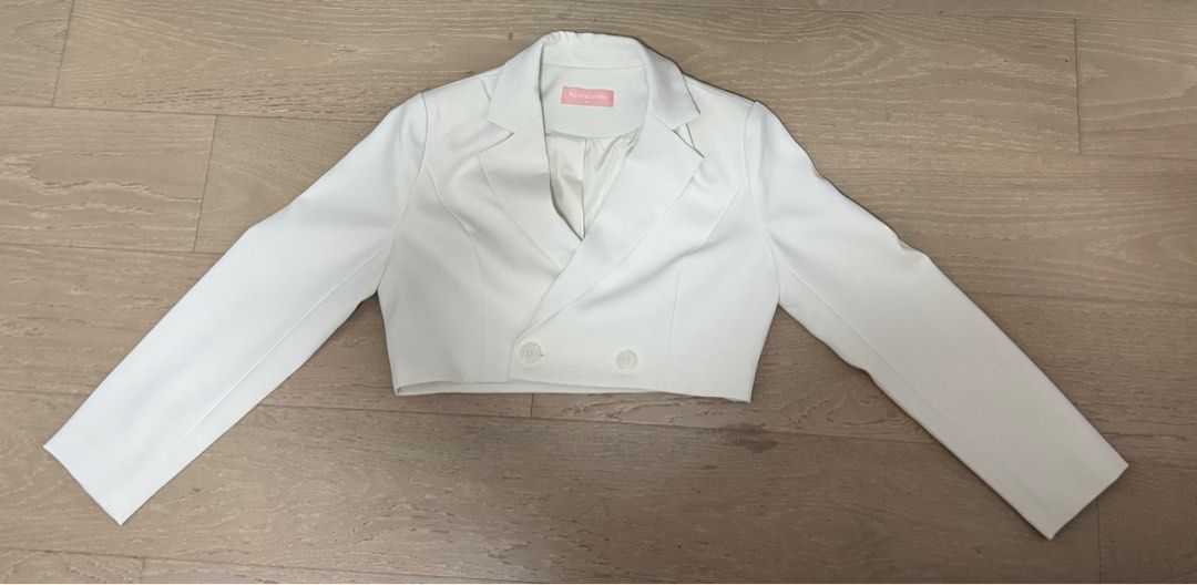 Neonmello White Cropped Blazer (Category: Coats, Jackets and Outerwear) located in Singapore. Submitted by papermountain.zzz (Listing ID 1378891971, Image 1). Description: - selling because it’s not my style anymore - open for nego if fast deal.