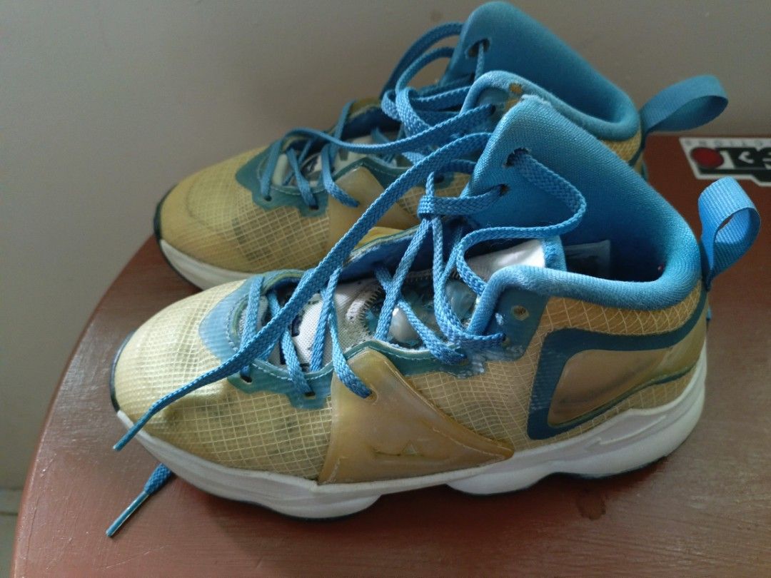 Nike Lebron Basketball Shoes (Category: Babies & Kids Fashion) located in Las Pinas. Submitted by claudinestuffs (Listing ID 1378731158, Image 2). Description: negotiable size 2Y or US 2 or 21cm used only in basketball camp rfs: outgrown needs cleaning.