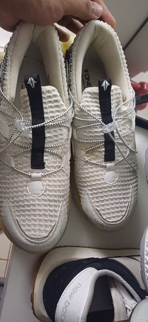 One Up World balance Shoes (Category: Sneakers) located in Mandaluyong City. Submitted by TheRoyalCollection (Listing ID 1378879969, Image 2). Description: One up World balance Meteoric US 8 EU 41 400 pesos.