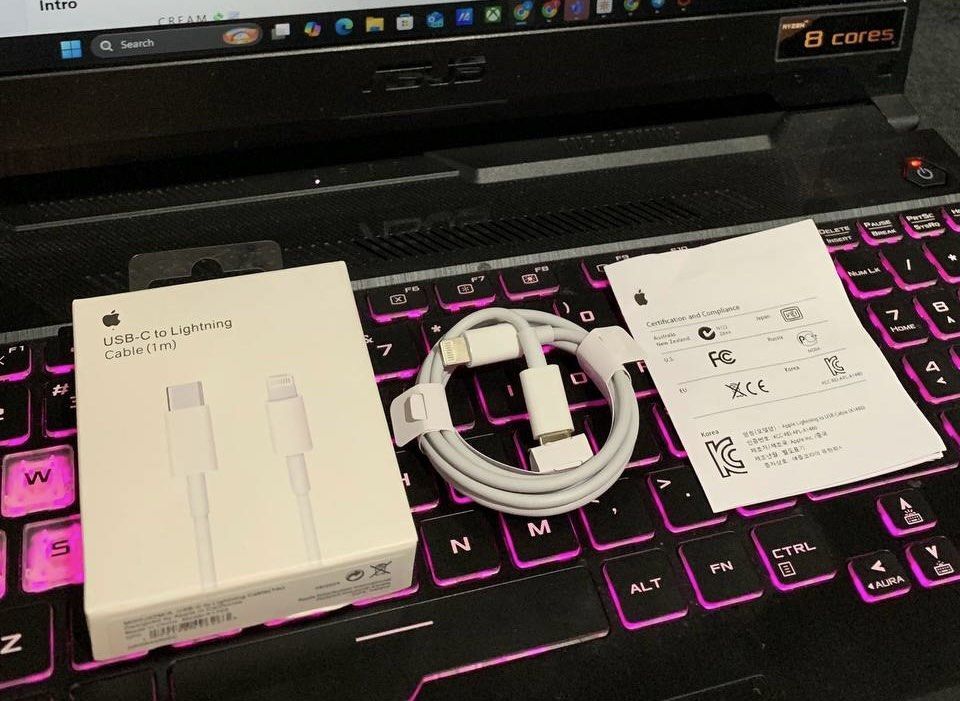 Orig Apple USB-C to Lightning Cable Fast Charging (Category: Chargers & Cables) located in Cavite. Submitted by jahmyk888 (Listing ID 1378916852, Image 1). Description: 🔌 Authentic Apple Fast USB-C to Lightning Cable 🇩🇪 Germany Variant (ZM/A) — 100% Original 📦 Included: – USB-C to Lightning Cable – Comes with original box and manuals 📍 Meet-up/Origin: Bacoor, Cavite 🚚 Delivery Options: ✔️ Cash on Delivery / Same-Day Delivery (via Personal R