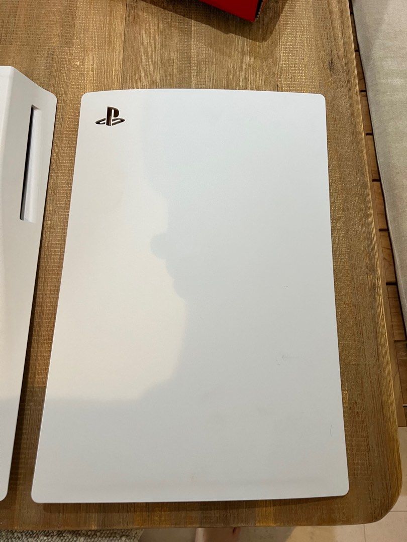 PS5 original casing (disk version) (Category: Other Gadgets) located in Singapore. Submitted by ryangyh (Listing ID 1378737104, Image 2). Description: .