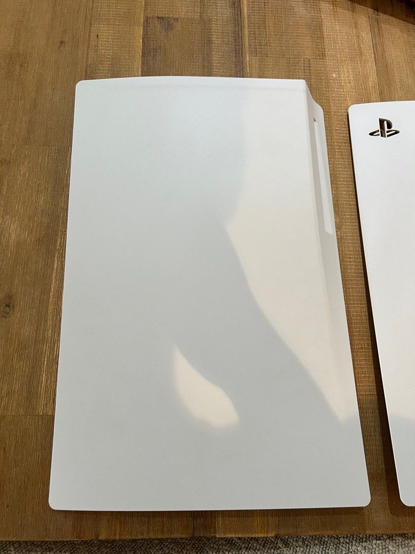 PS5 original casing (disk version) (Category: Other Gadgets) located in Singapore. Submitted by ryangyh (Listing ID 1378737104, Image 1). Description: .