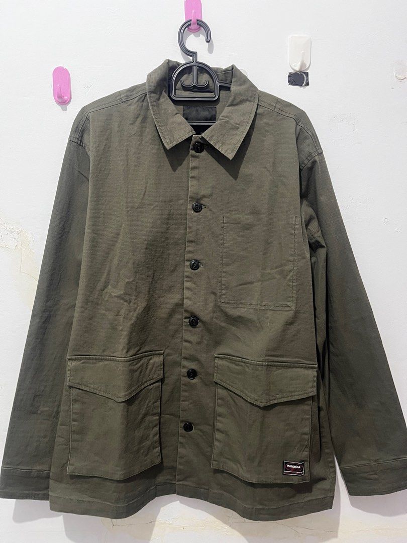 PULL & BEAR (Kategori: Baju Luaran) berada di Jakarta Selatan. Dikirim oleh mimisummer (ID iklan 1378884979, Gambar 1). Deskripsi: - like new - size L - olive - no tokpd/shpe.