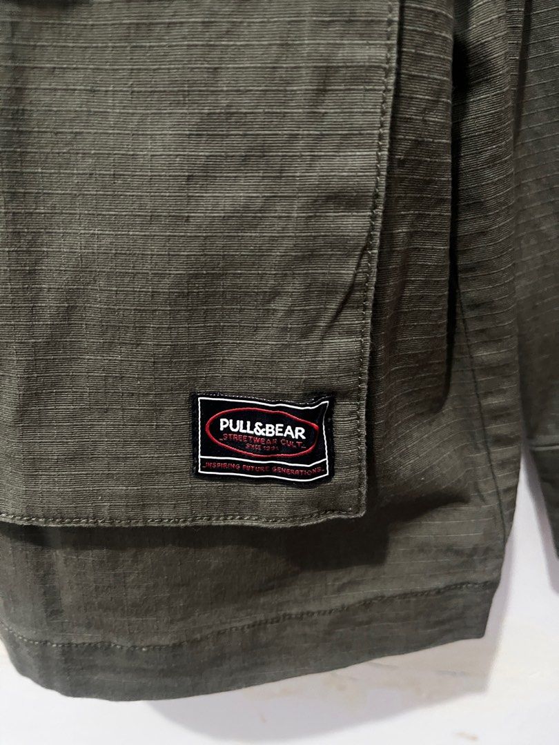 PULL & BEAR (Kategori: Baju Luaran) berada di Jakarta Selatan. Dikirim oleh mimisummer (ID iklan 1378884979, Gambar 3). Deskripsi: - like new - size L - olive - no tokpd/shpe.
