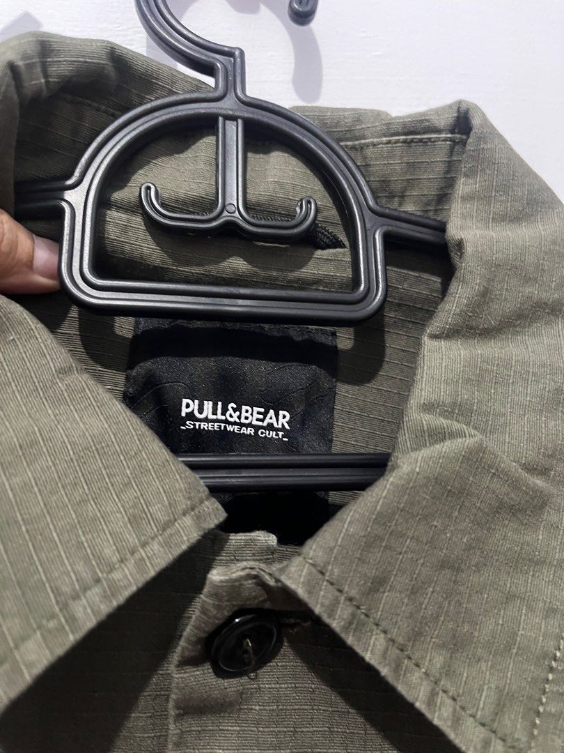 PULL & BEAR (Kategori: Baju Luaran) berada di Jakarta Selatan. Dikirim oleh mimisummer (ID iklan 1378884979, Gambar 2). Deskripsi: - like new - size L - olive - no tokpd/shpe.