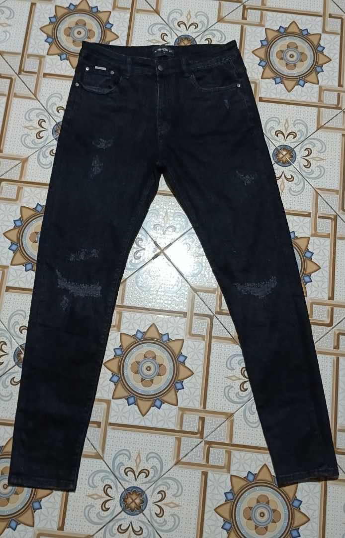 REPRESENT Distressed Skinny Jeans (Category: Jeans) located in Jordan. Submitted by pareng_j0mar (Listing ID 1378891126, Image 1). Description: REPRESENT Distressed Skinny Jeans Mega Black 🔸Waist 34 🔸Length 43 🔸Hem 6 Authentic Pristine Condition 💎 🏷️ 1,500.