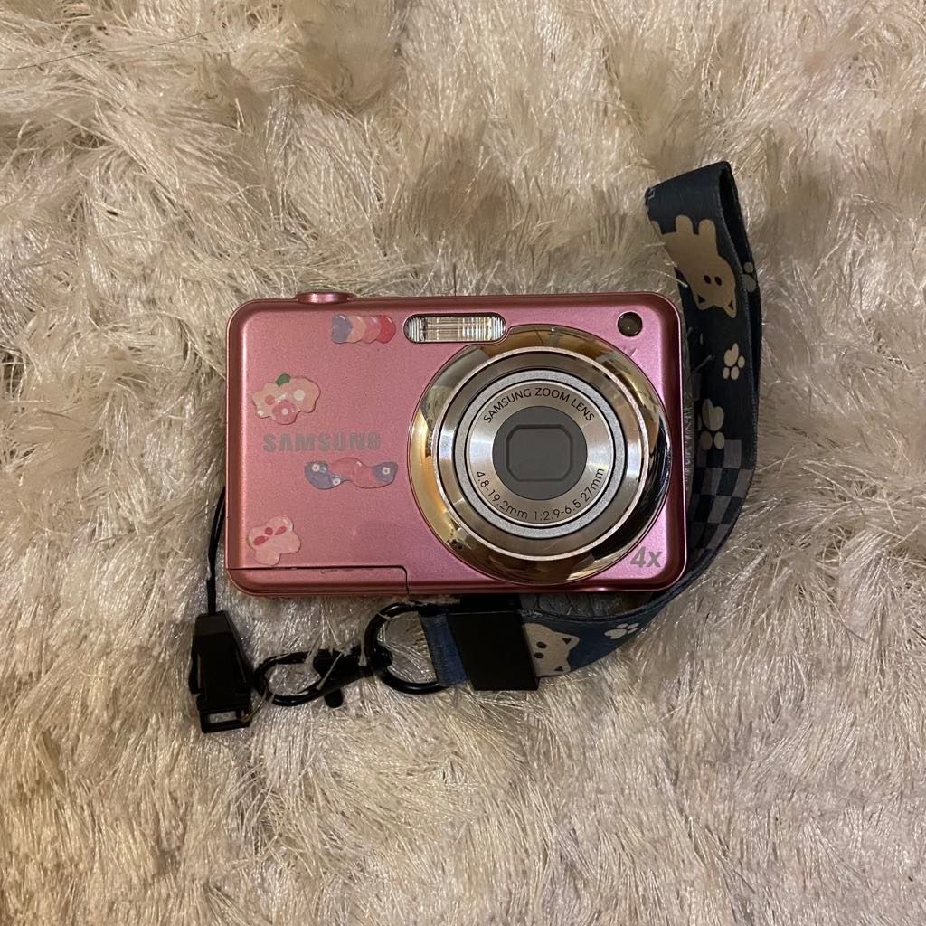 Samsung ES9 Digital Camera (Category: Cameras) located in Paranaque City. Submitted by yoongiboongi613 (Listing ID 1378865408, Image 1). Description: ⭐ Including camera case, SD card, SD card reader, and alkaline batteries ❗PAYO (first come, first served) 💵GoTyme/GCash/Cash 🚚 Any delivery services (shipping to be shouldered by the buyer) or meet-ups (areas near Paranaque).