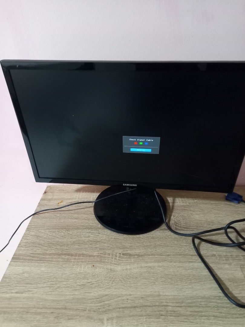 Samsung LED Monitor 22" (Category: Monitor Screens) located in Singapore. Submitted by risanthon (Listing ID 1378737873, Image 1). Description: - Samsung S22F355FHE LED monitor - Manufactured January 2018 - Includes power cable - Tested and working - HDMI port - VGA port - Suitable for work or gaming - Minor cosmetic wear.