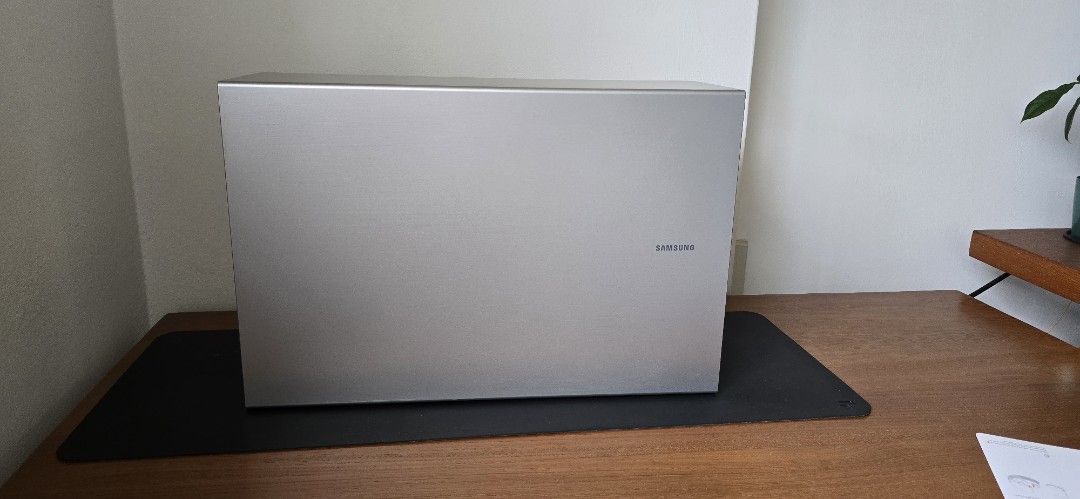 Silver Computer Case (Category: Soundbars, Speakers & Amplifiers) located in Singapore. Submitted by thatitguy (Listing ID 1378756534, Image 1). Description: Well used but not abused. The soundbar it came with was spoilt but this woofer is stil works perfectly. .