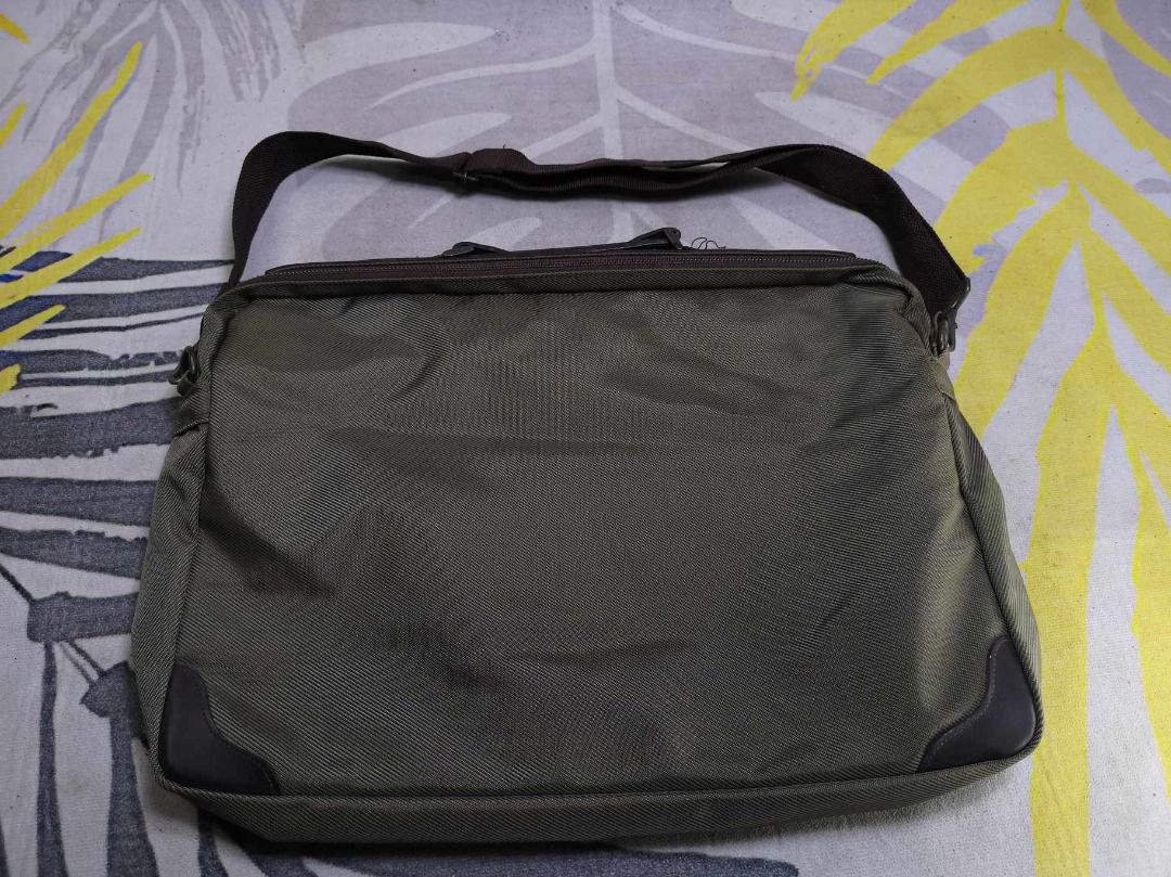 Taupe Zipper Closure Laptop Bag (Category: Laptop Bags & Sleeves) located in Santa Cruz. Submitted by jmy_surplus.2 (Listing ID 1378767978, Image 3). Description: Size ; L - 14 W - 18 Color ; Taupe Type ; Laptop bag Brand ; No Brand Material ; nylon Style ; Taupe nylon Laptop Bag MY 21 JMY 4 Batch #128.