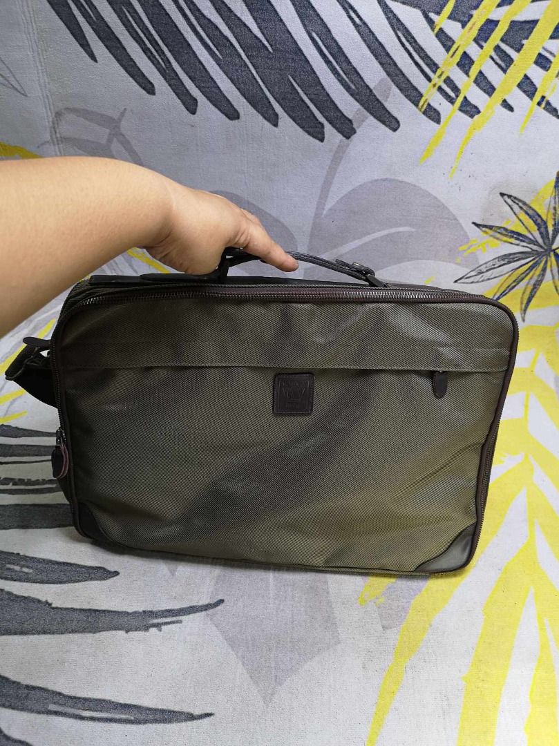 Taupe Zipper Closure Laptop Bag (Category: Laptop Bags & Sleeves) located in Santa Cruz. Submitted by jmy_surplus.2 (Listing ID 1378767978, Image 2). Description: Size ; L - 14 W - 18 Color ; Taupe Type ; Laptop bag Brand ; No Brand Material ; nylon Style ; Taupe nylon Laptop Bag MY 21 JMY 4 Batch #128.