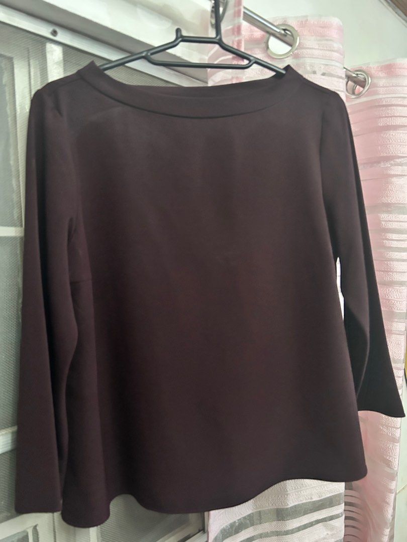 Uniqlo Longsleeves (Category: Longsleeves) located in Cavite. Submitted by elledecluttersss (Listing ID 1378909534, Image 2). Description: Maroon color lightly used Gcash payment only Small on tag.