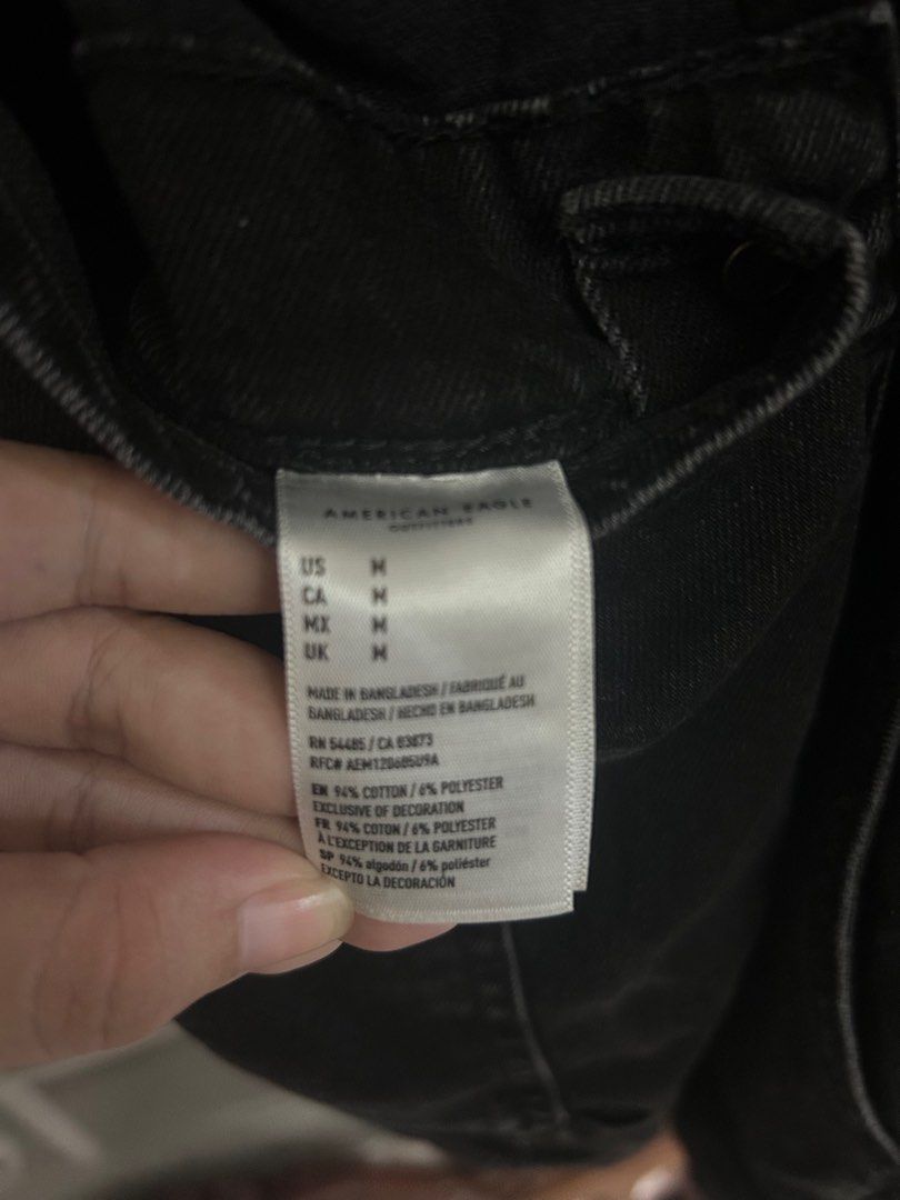 Uniqlo Longsleeves (Category: Longsleeves) located in Cavite. Submitted by elledecluttersss (Listing ID 1378909534, Image 3). Description: Maroon color lightly used Gcash payment only Small on tag.