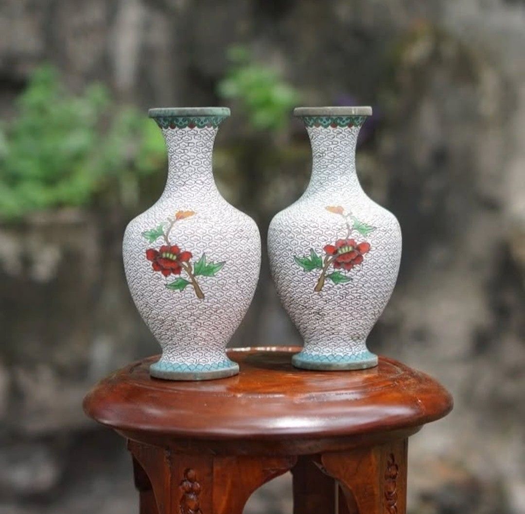 Vas bunga (Kategori: Pajangan Antik) berada di Tangerang. Dikirim oleh syakirachyar91 (ID iklan 1378738084, Gambar 1). Deskripsi: Sepasang guci cloisonné antik Tiongkok ini bukan sekadar dekorasi tapi warisan budaya yang membawa cerita zaman Dinasti Qing hingga awal Republik. 🧧 Detail enamel halus, motif bunga plum & peony yang bermakna keberuntungan dan keteguhan hati, menjadikannya simbol elegansi klasik yang tak lekang waktu. Tertarik menjadi