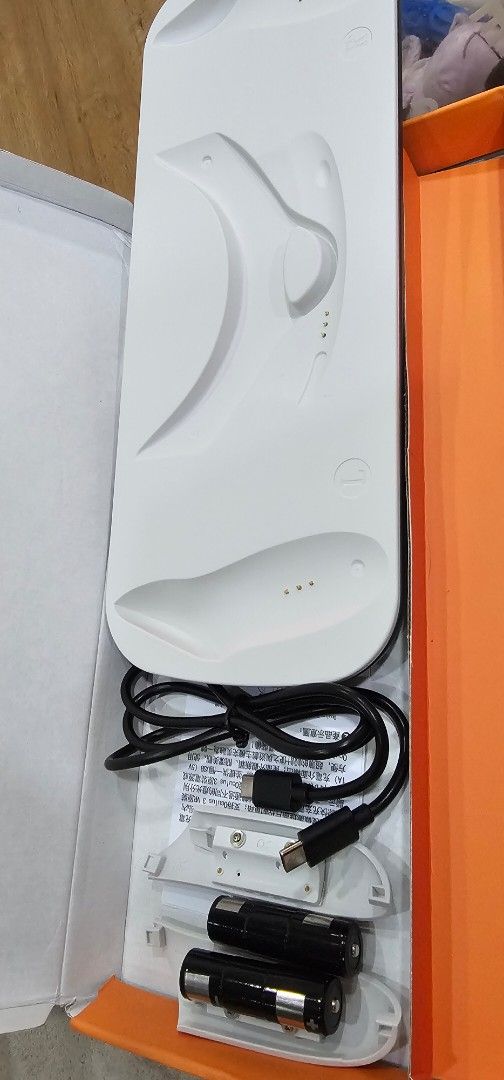VR Headset Controller Charging Dock (Category: Cables & Chargers) located in Singapore. Submitted by maglam0479 (Listing ID 1378803821, Image 3). Description: Considered brand new, opened the box to make sure its working. But didn't get to use because my headset arrived later with its own charging dock by seller. Too anxious to order 1st without checking..
