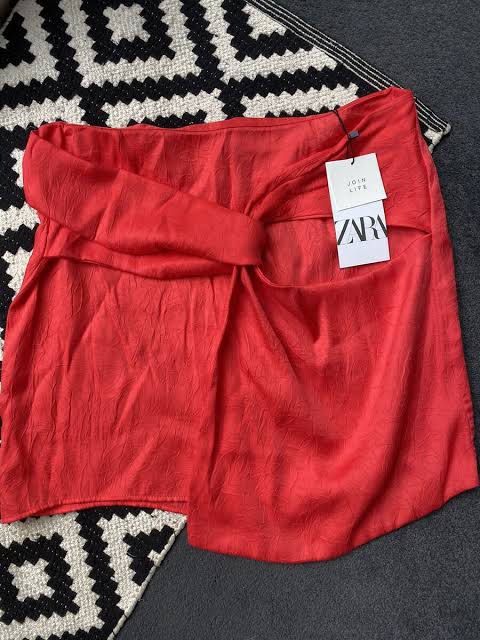 Zara Red Skirt (Category: Skirts) located in Cebu City. Submitted by styleoptions (Listing ID 1378910942, Image 2). Description: Never been used Super classy and sexy ♥️.