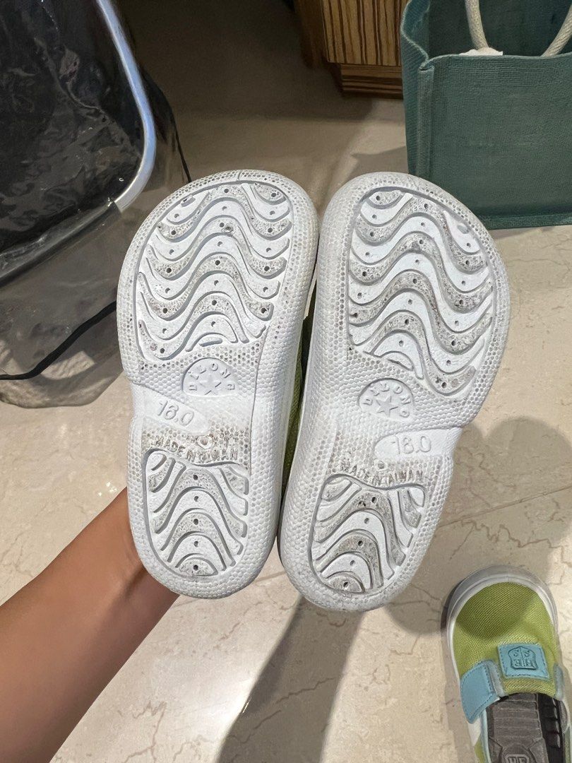 由 wawawen (刊登 ID 1378946441，圖片 3) 提交，位於 台北市 (Taipei) 的 何嘉仁室內鞋16cm (類別：嬰兒及兒童流行時尚)，說明：室內鞋。穿不到五次。 因為腳太小所以改穿自己的鞋。 後面有寫名字。有擦拭。 尚有痕跡。再用奇異筆寫過即可。