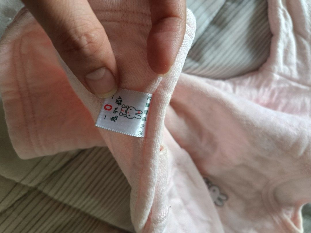 由 sophisticatedlyn (刊登 ID 1378994325，圖片 3) 提交，位於 金門 (Kinmen) 的 3-6 months baby clothes (類別：嬰兒及兒童流行時尚)，說明：Free if you buy any items from my store.。