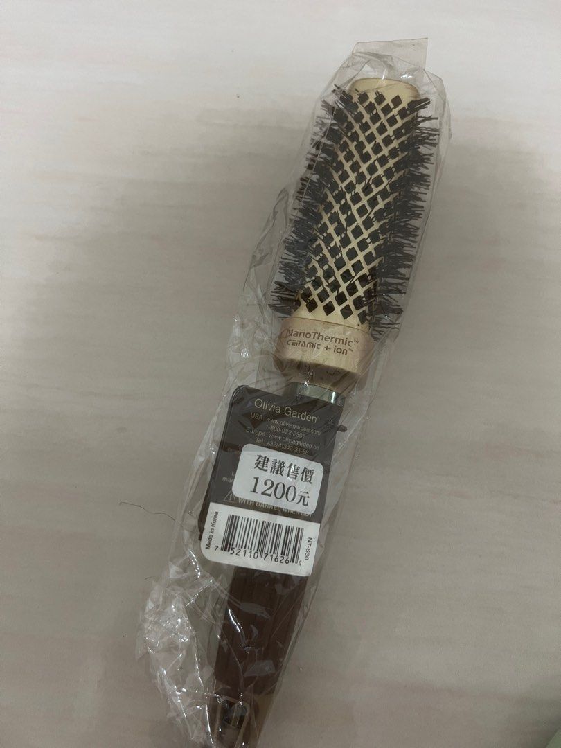 由 li_ru_zhen (刊登 ID 1379039629，圖片 1) 提交，位於 台南市 (Tainan) 的 沙龍專用方形梳 (類別：美髮清潔與護理)，說明：知名品牌購入 陶瓷材質，聚熱散熱都快 方形設計吹髮根超撐！。